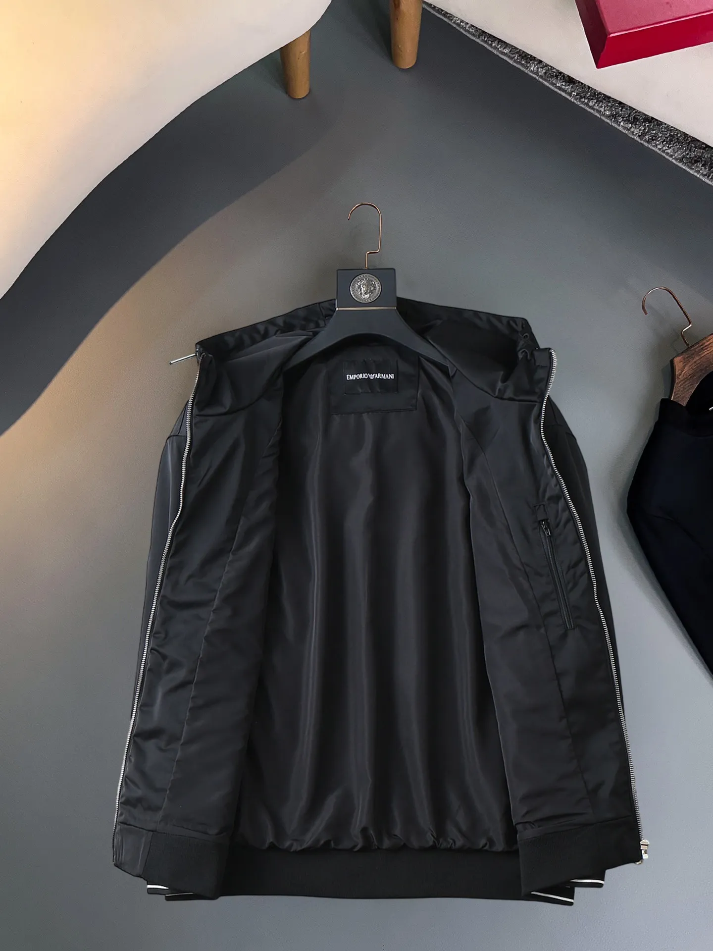 Armani official website Same Style, complete with three labels, on sale in advance. 2026 Autumn and Winter New Arrival men's jacket, Original with complete three labels, Premium version. Custom-made fabrics at the counter. Breathable, high comfort, impeccable details, brand element design concept, reflecting high quality. It feels delicate and soft, presents a casual cut, and has a great upper body shape. Sizes: M～3XL,